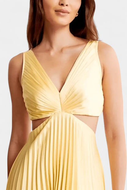 Selena | Vestido Sin Mangas Plisado con Corte Lateral y Detalle Torcido