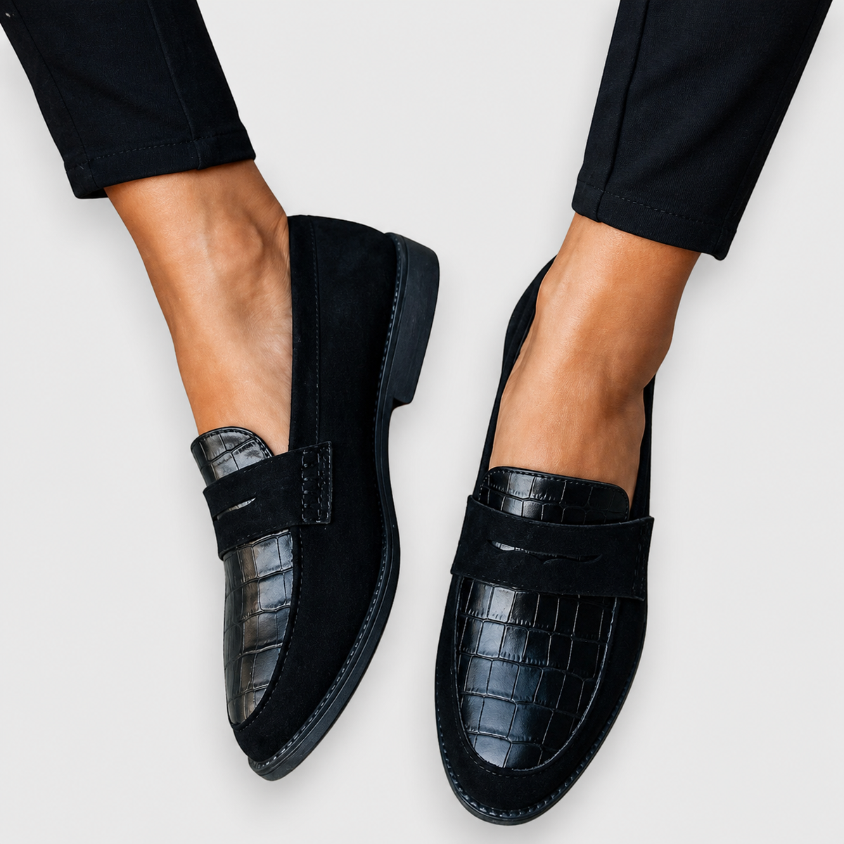Amarilis | Mocasín Negro con Textura y Borlas