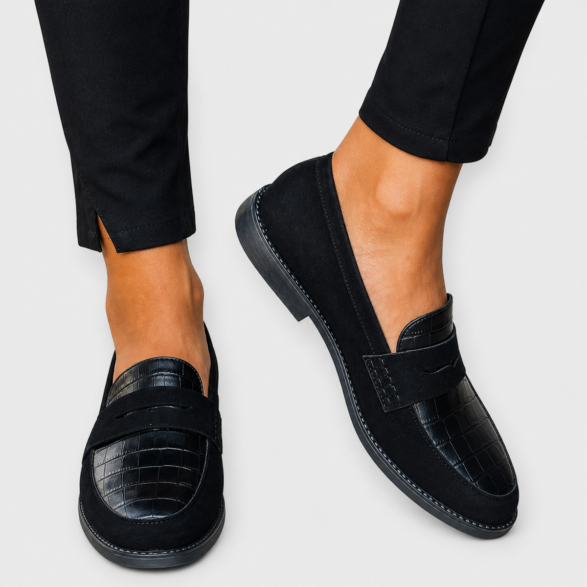 Amarilis | Mocasín Negro con Textura y Borlas