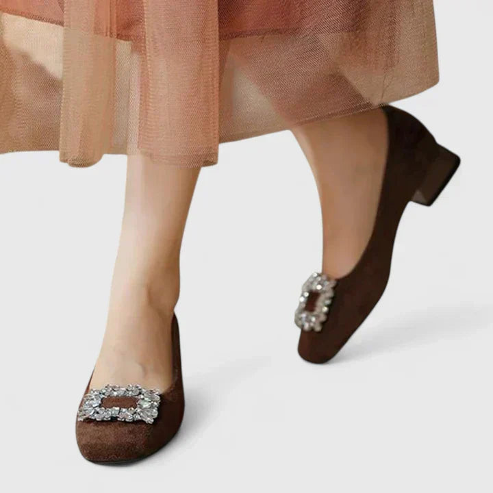 Anabel | Escarpín de Ante con Broche y Tacón Bajo
