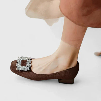 Anabel | Escarpín de Ante con Broche y Tacón Bajo
