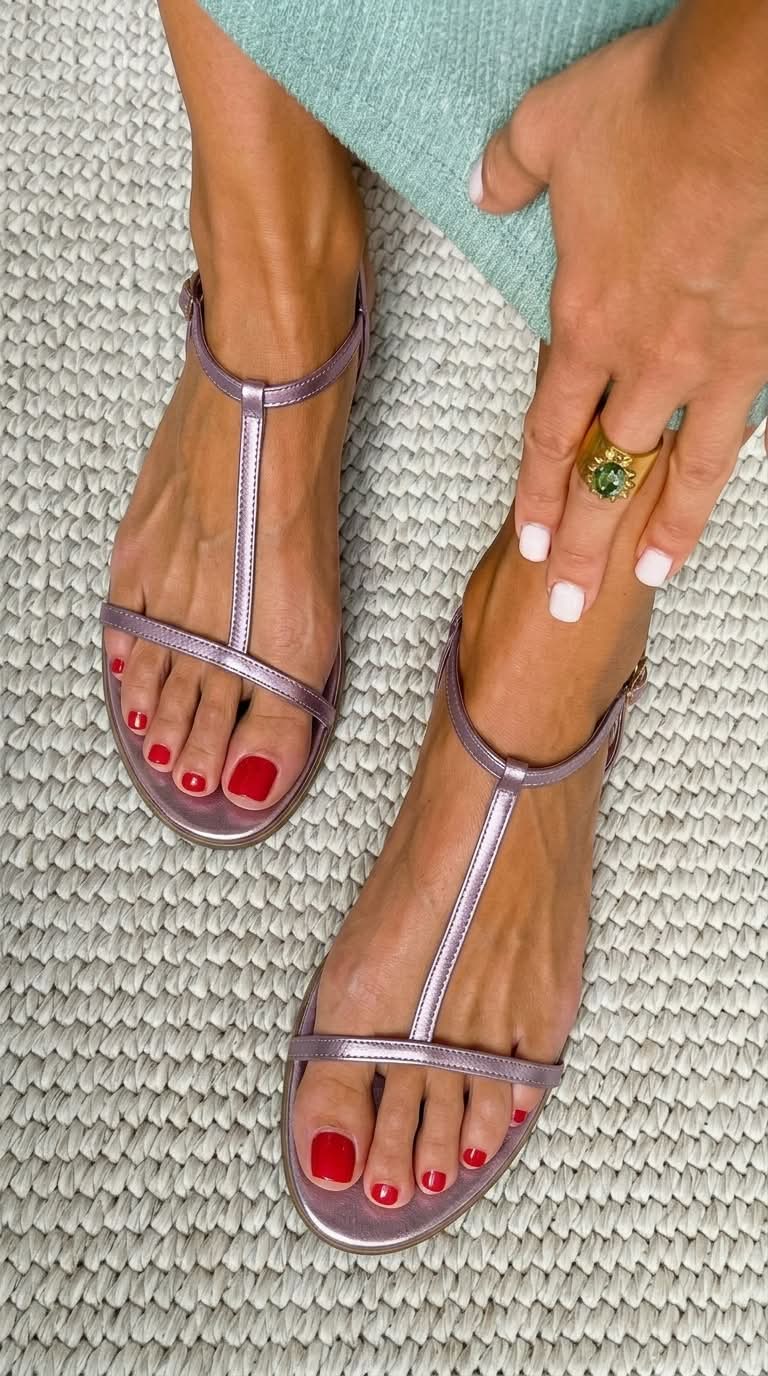 Yaiza | Sandalias Planas con Detalle Dorado