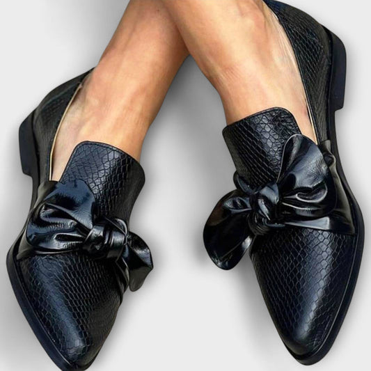 Gabriela-Kyara | Mocasín Negro con Lazo y Textura