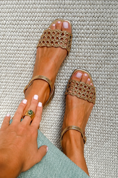 Miguela | Sandalias Doradas con Diseño Calado