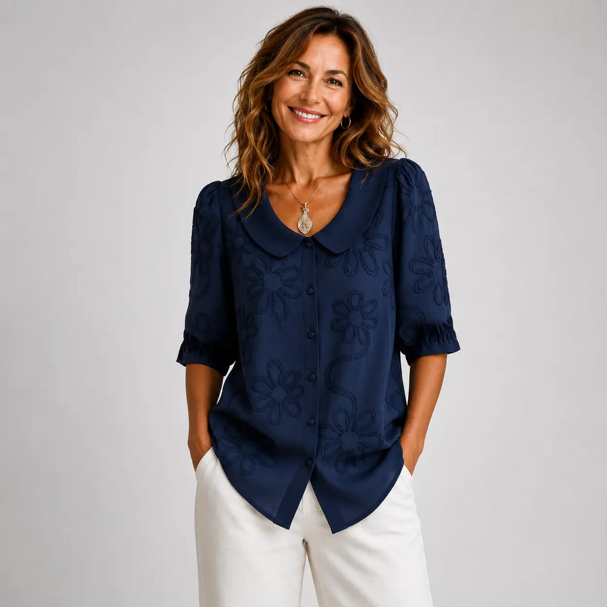 Clotilde | Blusa con cuello Peter Pan y bordado floral