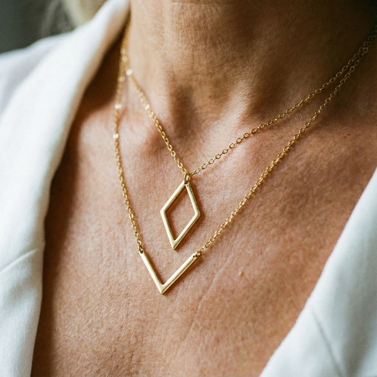 Juliana | elegante con colgante geométrico en forma de V