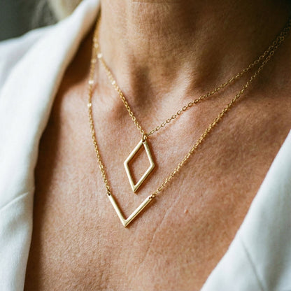 Juliana | elegante con colgante geométrico en forma de V