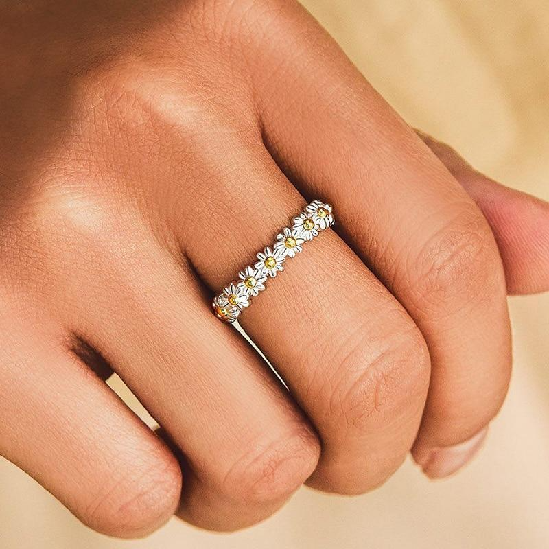 Ainoa | ajustable de plata y esmaltes pintados a mano con margaritas