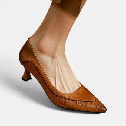 Regina | Escarpín de Piel con Textura y Tacón Kitten
