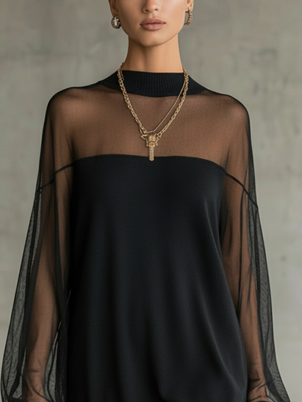 Paca | Vestido Corto Negro con Mangas de Encaje
