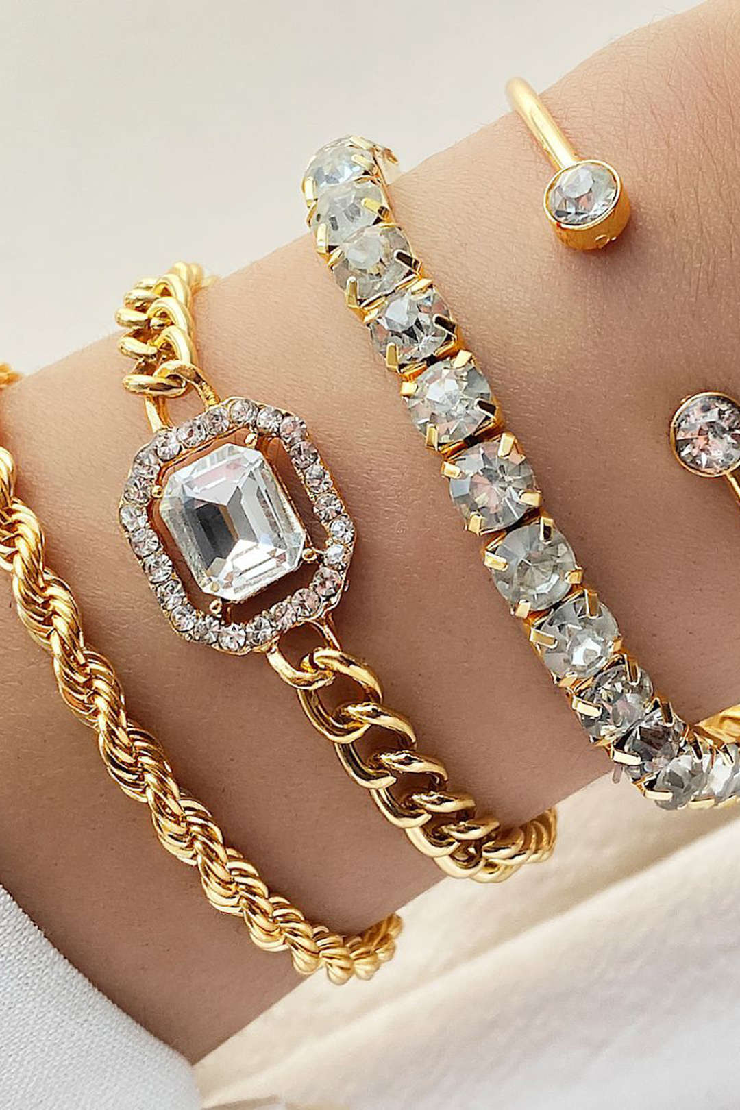 Emelina | de Pulseras con Tachuelas