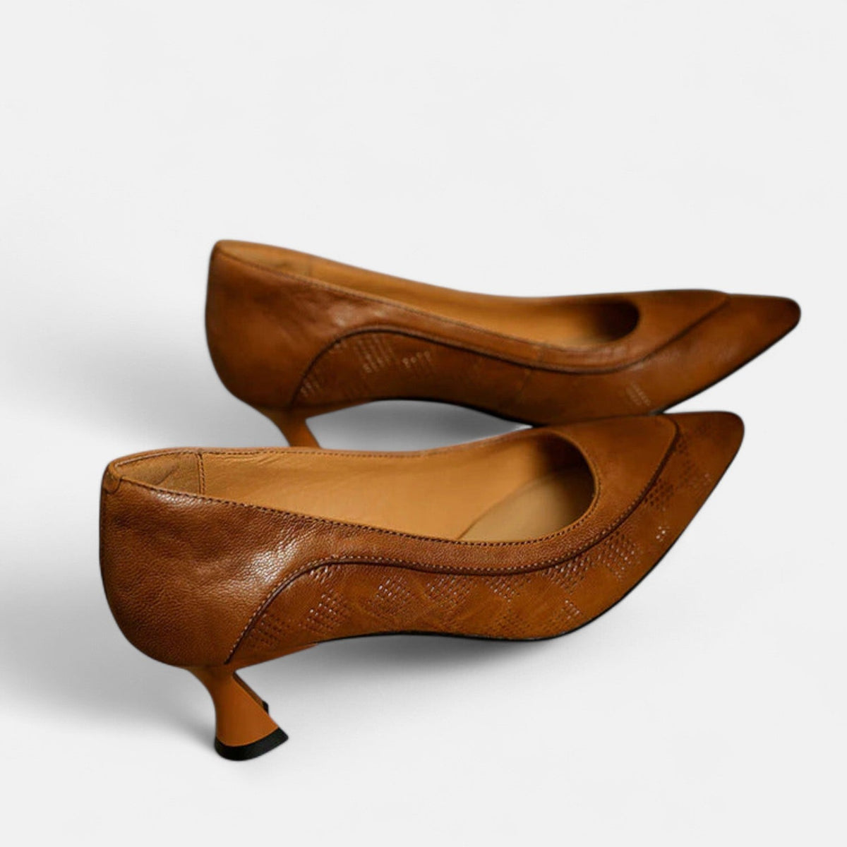 Regina | Escarpín de Piel con Textura y Tacón Kitten