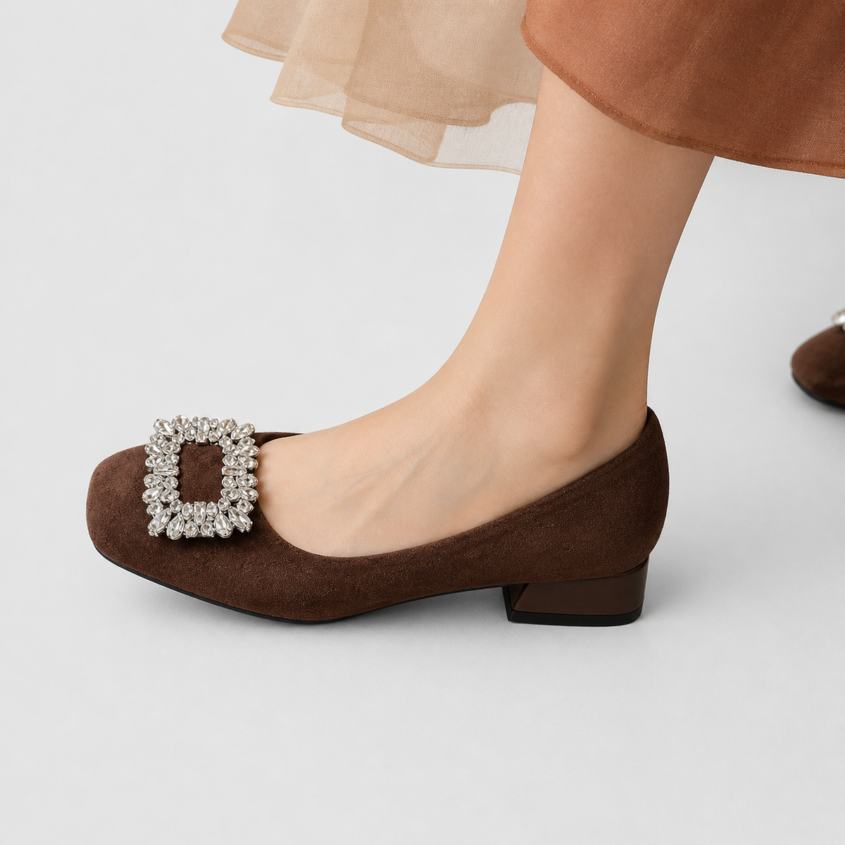Casimira | Escarpín de Ante con Broche y Tacón Bloque