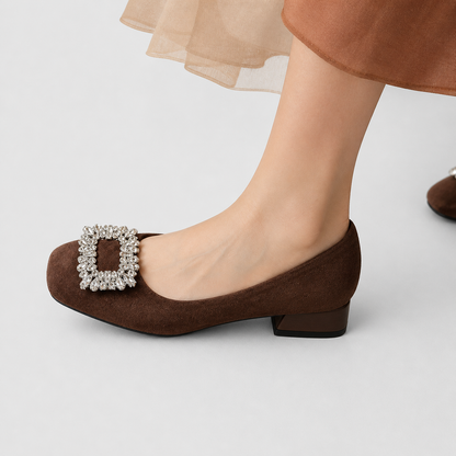 Casimira | Escarpín de Ante con Broche y Tacón Bloque