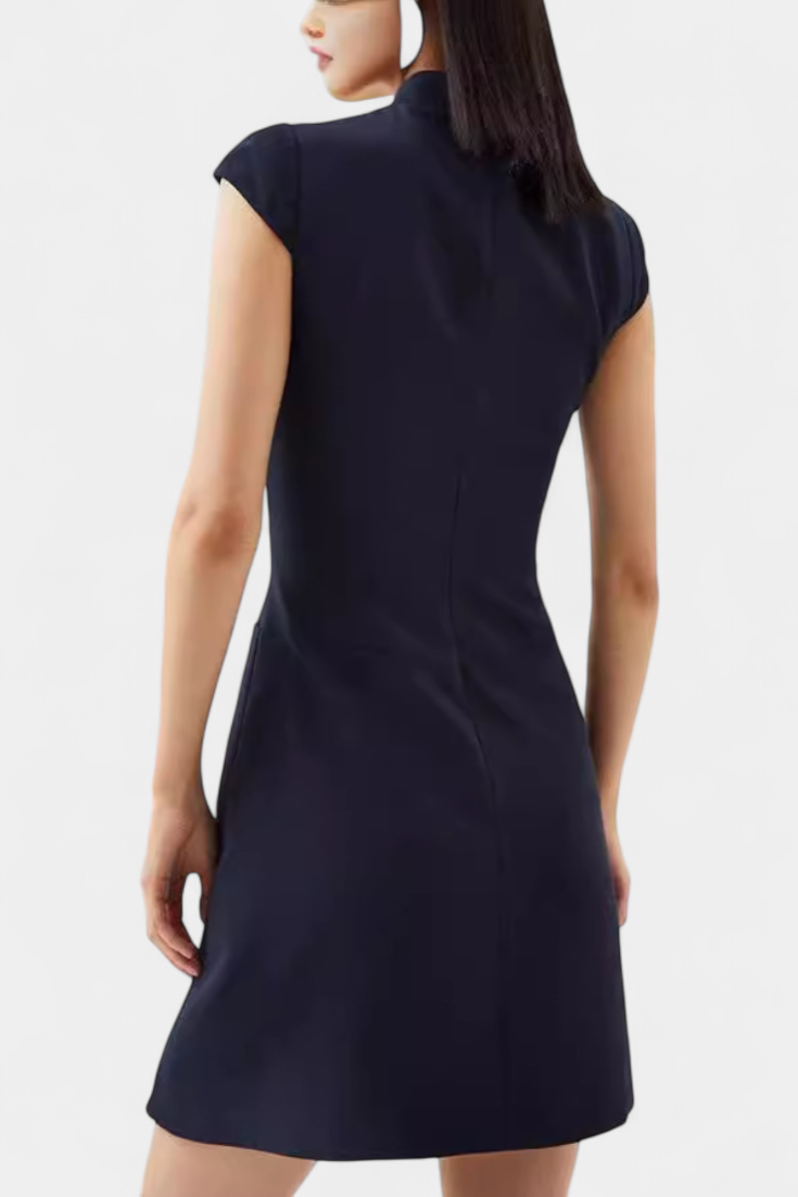 Karen | Vestido Mini con Cuello Alto y Detalle Plisado