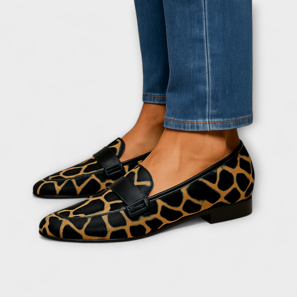 Bárbara-Madalena | Mocasines con Estampado de Leopardo y Correa Decorativa