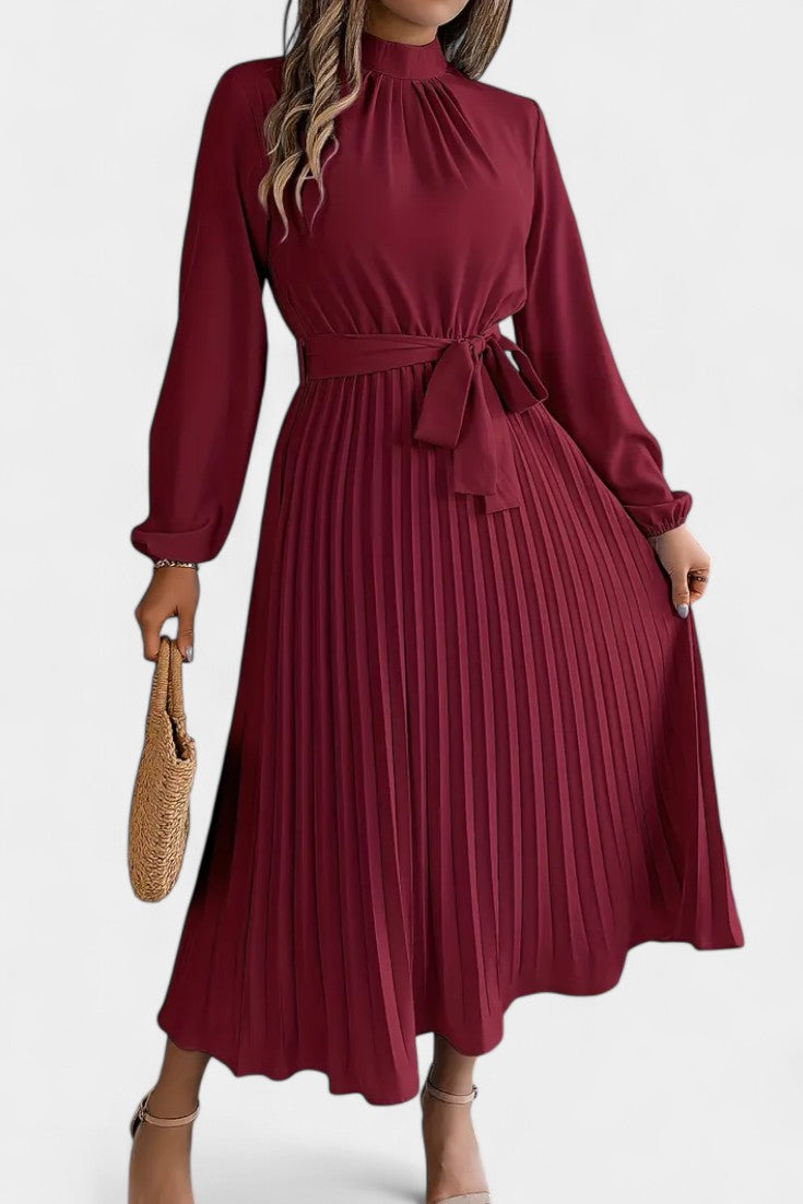 Theresa | Vestido con Cuello Alto y Cinturón Plisado