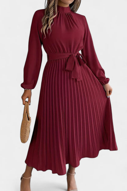 Theresa | Vestido con Cuello Alto y Cinturón Plisado