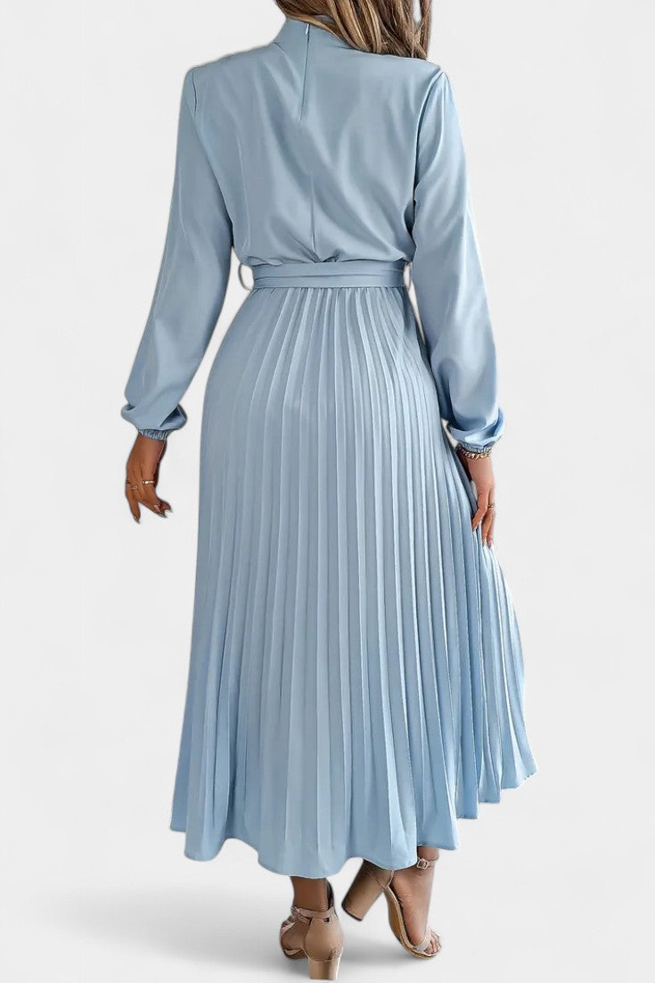 Theresa | Vestido con Cuello Alto y Cinturón Plisado