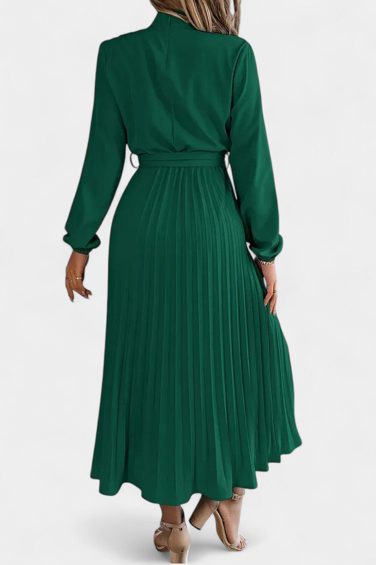 Theresa | Vestido con Cuello Alto y Cinturón Plisado