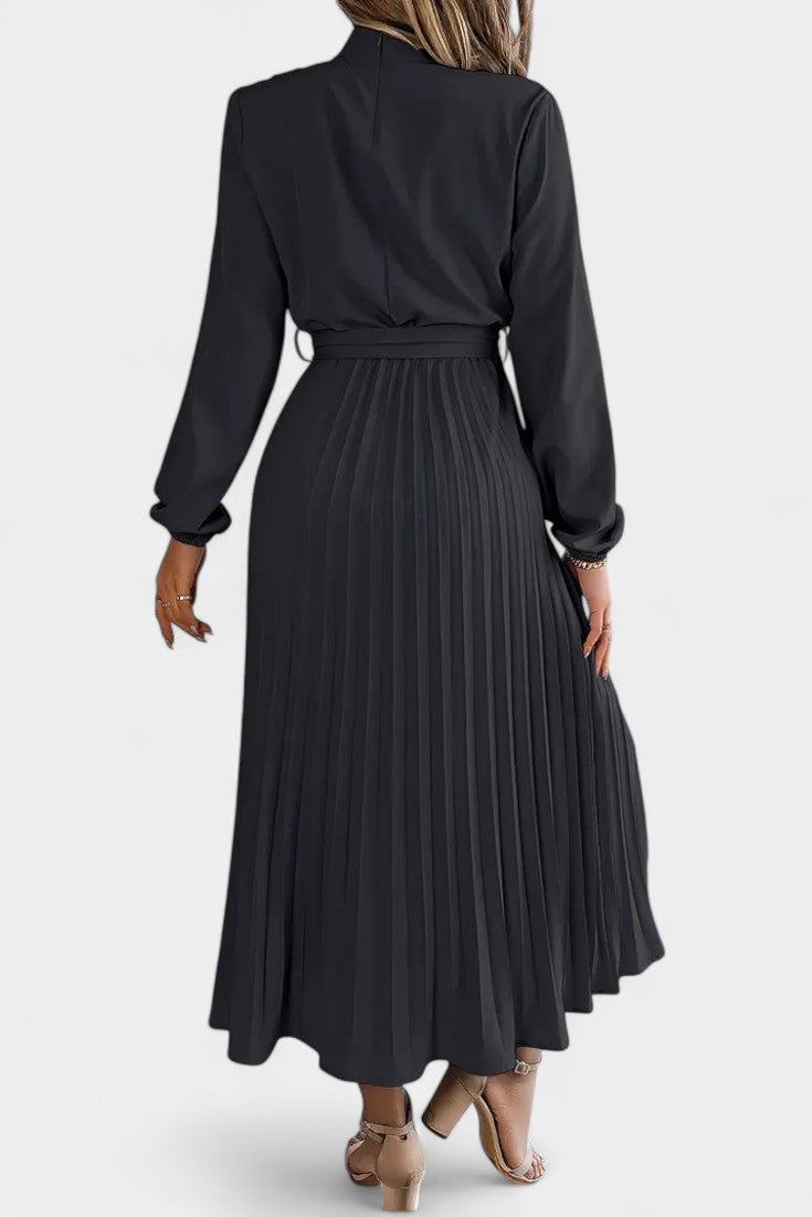 Theresa | Vestido con Cuello Alto y Cinturón Plisado