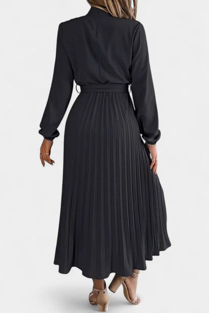 Theresa | Vestido con Cuello Alto y Cinturón Plisado