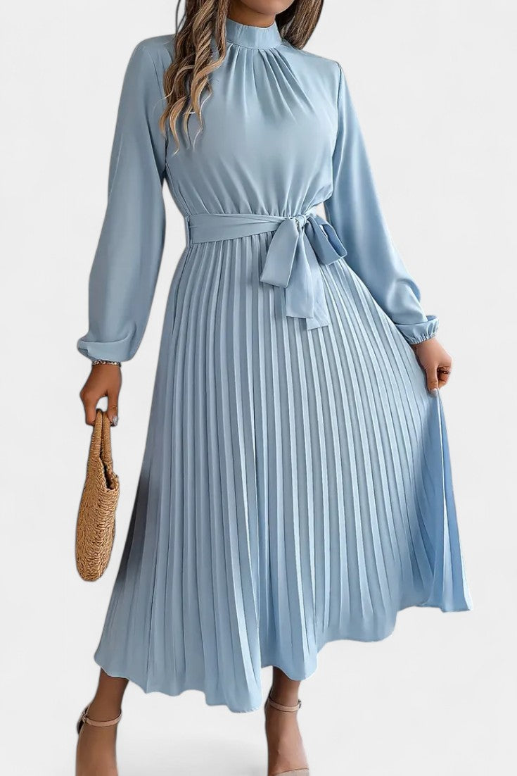 Theresa | Vestido con Cuello Alto y Cinturón Plisado