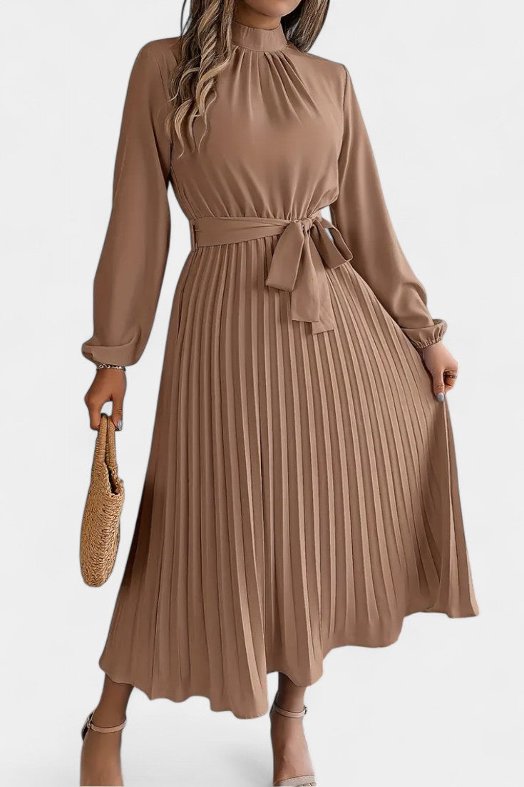 Theresa | Vestido con Cuello Alto y Cinturón Plisado