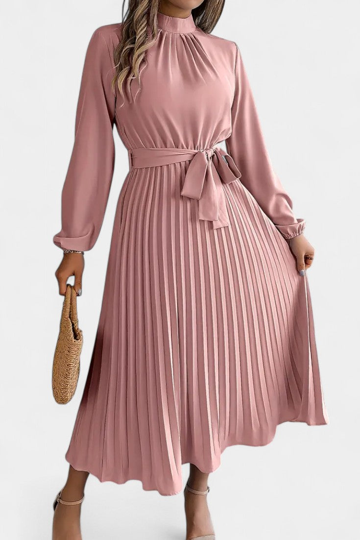 Theresa | Vestido con Cuello Alto y Cinturón Plisado