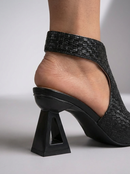 Gertrudis | Sandalia Elegante Trenzada de Tacón Geométrico